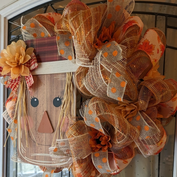 Pretty Betty Scarecrow Wreath - Picture 12 of 14